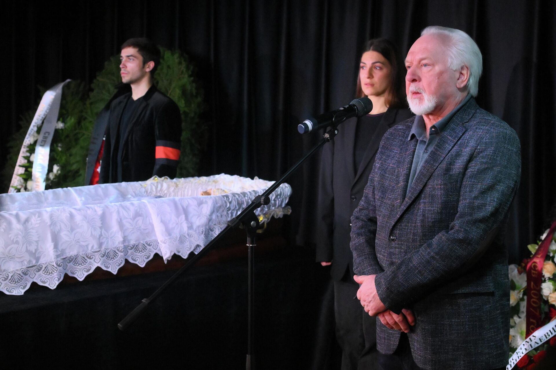 Главный редактор и владелец газеты Московский комсомолец, председатель Союза журналистов Москвы Павел Гусев на церемонии прощания с народным артистом Всеволодом Шиловским - Sputnik Беларусь, 1920, 30.11.2025