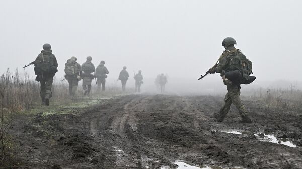 Отработка боевого слаживания военнослужащими 114-й отдельной гвардейской мотострелковой бригады группировки Центр - Sputnik Беларусь