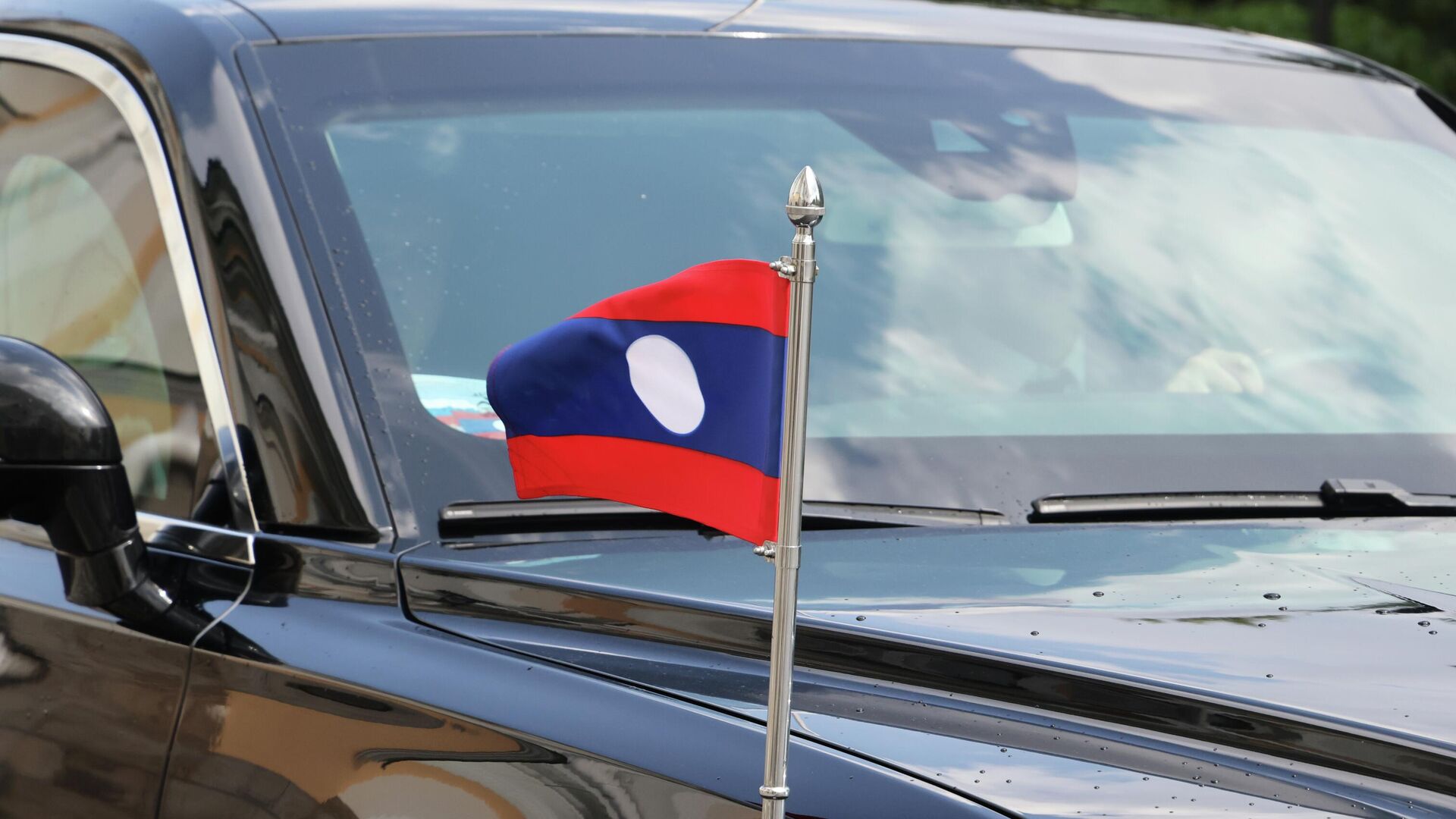 Флаг Лаоса на президентском кортеже