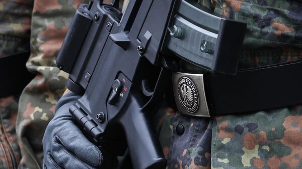 Немецкие солдаты держат штурмовые винтовки G36 - Sputnik Беларусь