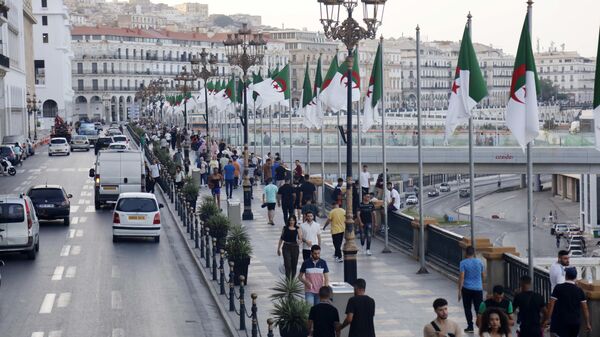 Прохожие на улицах Алжира Прохожие на улицах Алжира - Sputnik Беларусь