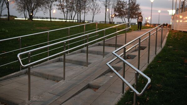 Лестница, оборудованная пандусом и перилами для колясочников - Sputnik Беларусь