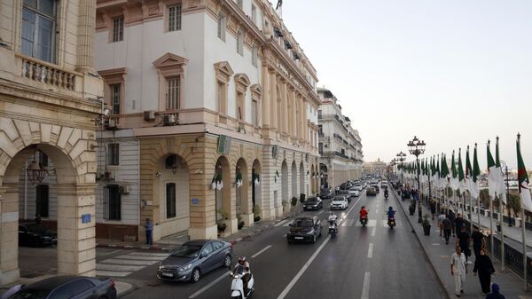 Люди идут по улице в Алжире - Sputnik Беларусь