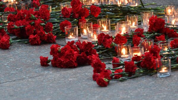 Кветкі на Магіле невядомага салдата - Sputnik Беларусь