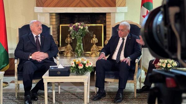 Прэзідэнт Беларусі Аляксандр Лукашэнка і спікер Нацыянальнай народнай асамблеі Алжыра Ібрагім Бугалі - Sputnik Беларусь
