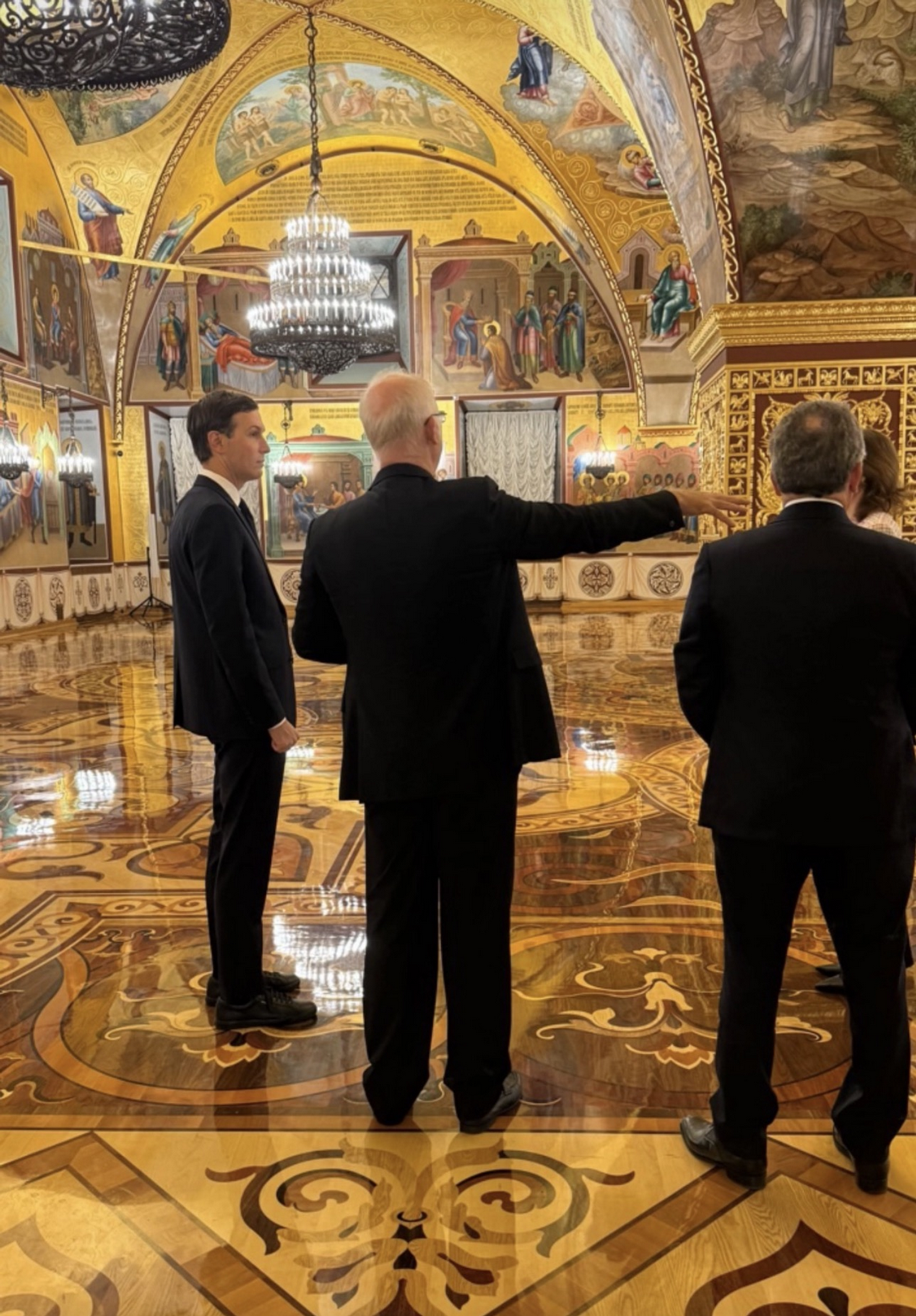Спецпредставитель президента РФ, гендиректор РФПИ Кирилл Дмитриев опубликовал в соцсетях фото со спецпосланником президента США Стивеном Уиткоффом и зятем Дональда Трампа Джаредом Кушнером из Грановитой палаты Кремля - Sputnik Беларусь, 1920, 03.12.2025