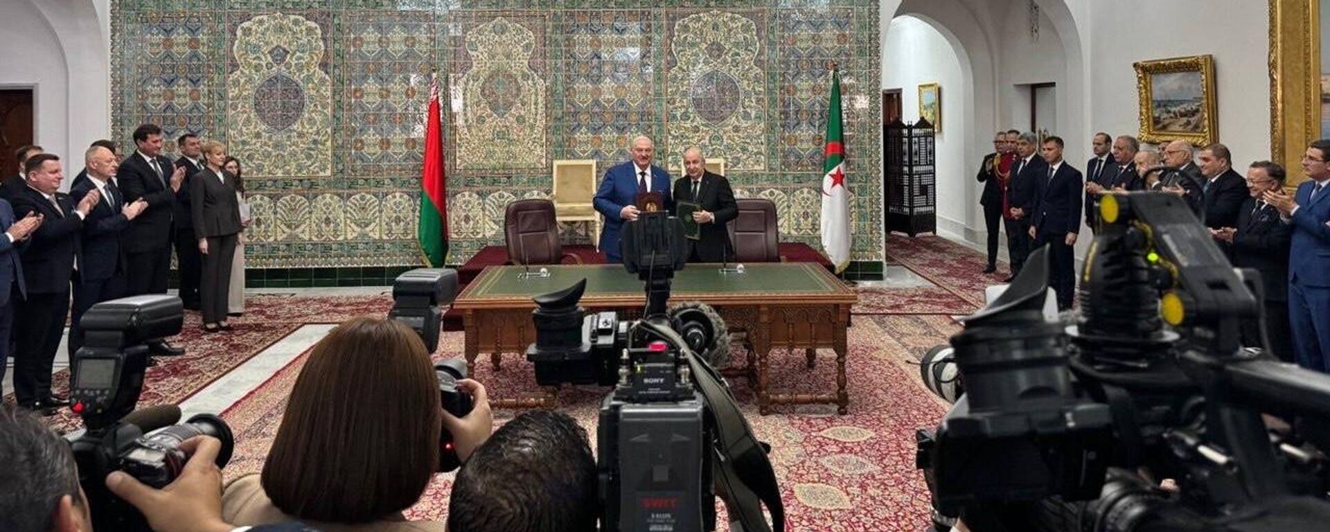Прэзідэнты Беларусі і Алжыра Аляксандр Лукашэнка і Абдэльмаджыд Тэбун - Sputnik Беларусь, 1920, 03.12.2025