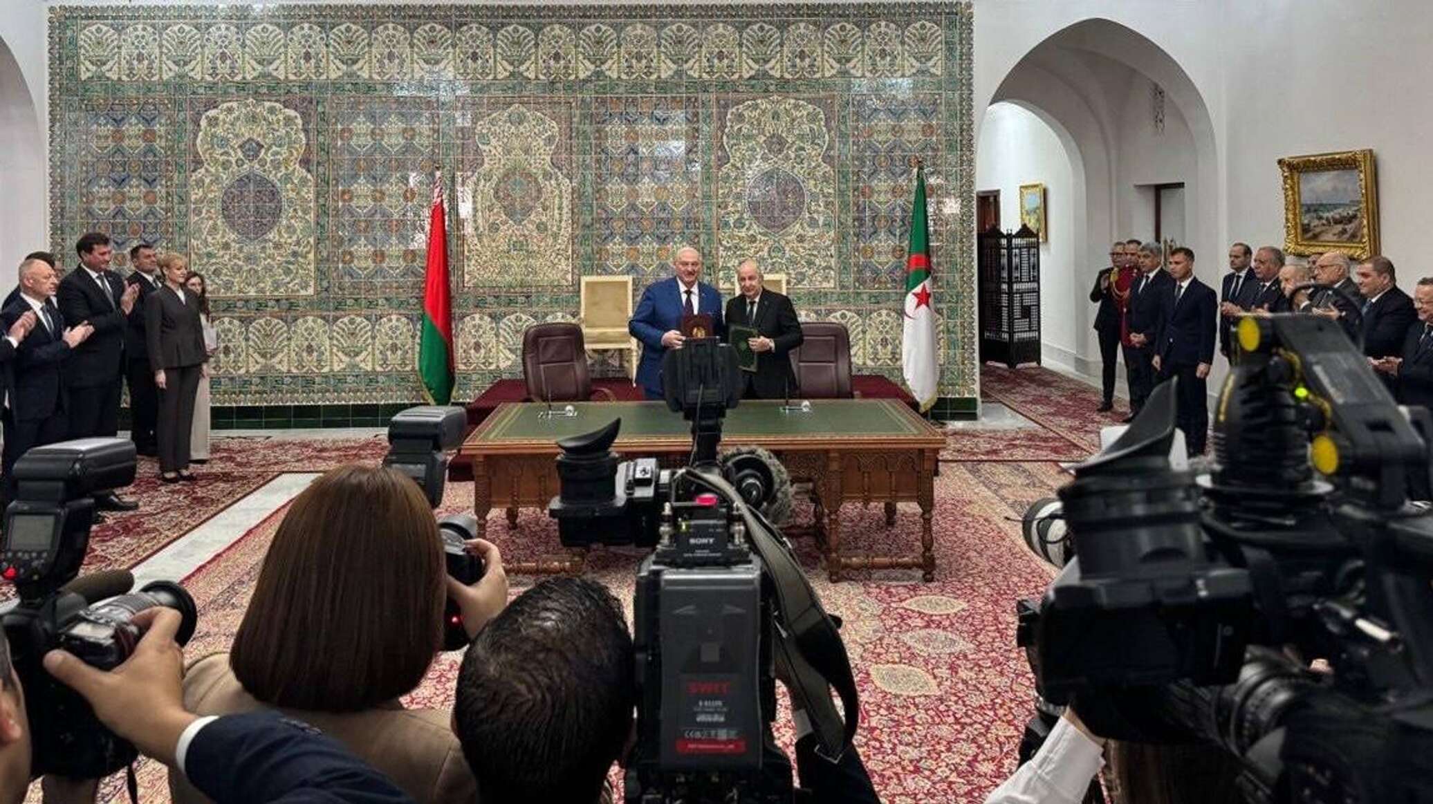 Президенты Беларуси и Алжира подписали заявление о дружбе и партнерстве