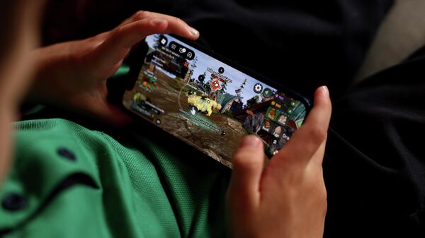 Ребенок играет в Roblox  - Sputnik Беларусь