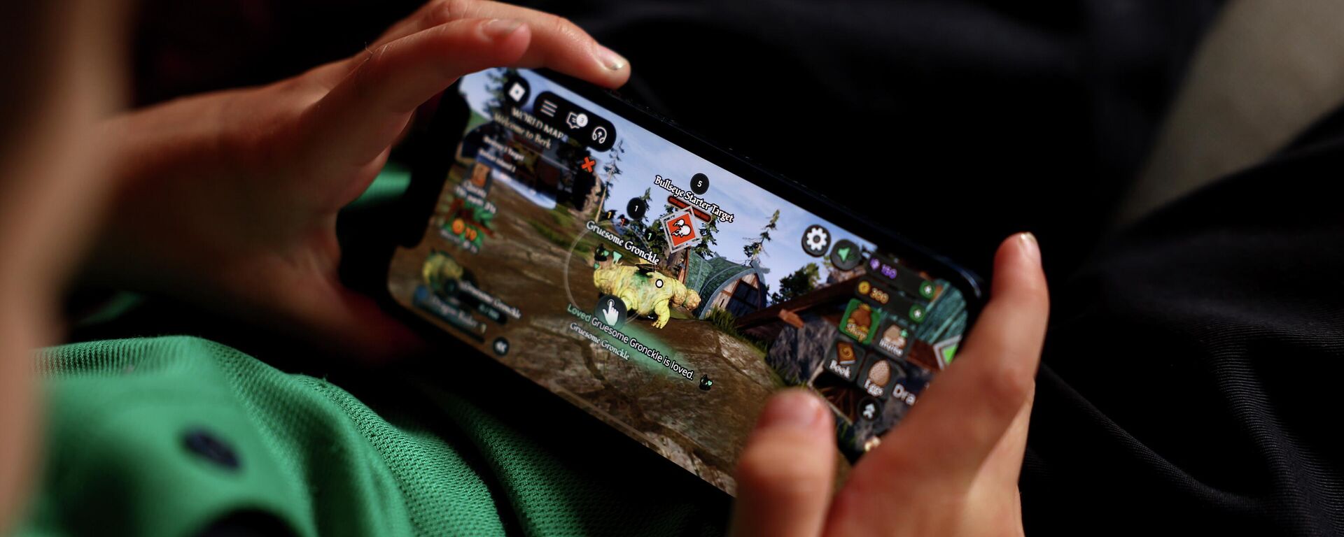 Ребенок играет в Roblox  - Sputnik Беларусь, 1920, 03.12.2025