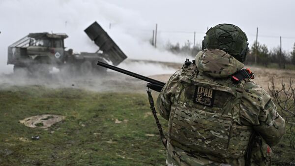 Боевая работа расчета РСЗО Град 83-го самоходного артполка на Краснолиманском направлении СВО - Sputnik Беларусь