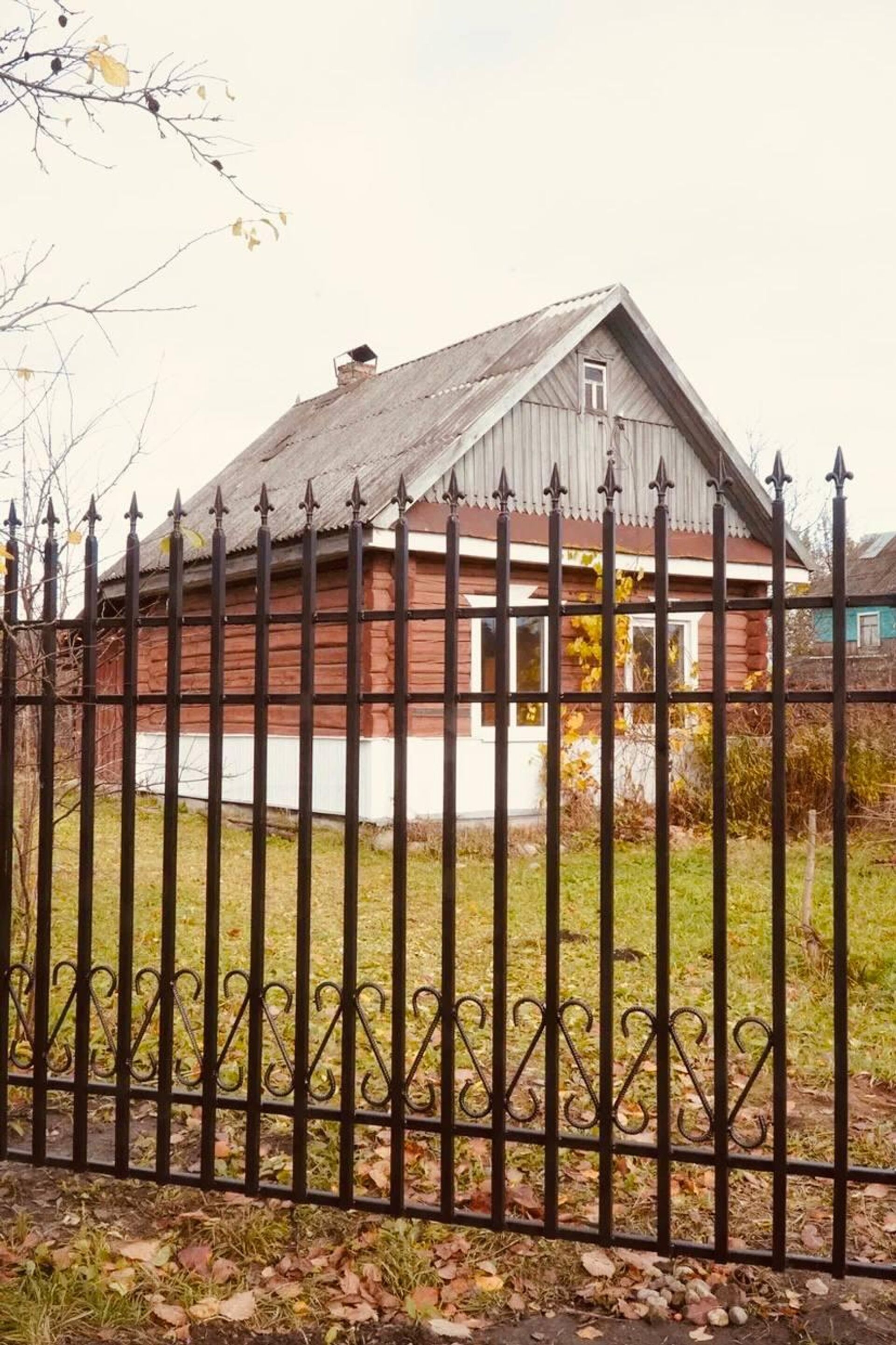 Участок с деревенским домиком рядом с усадьбой Романовых - Sputnik Беларусь, 1920, 04.12.2025