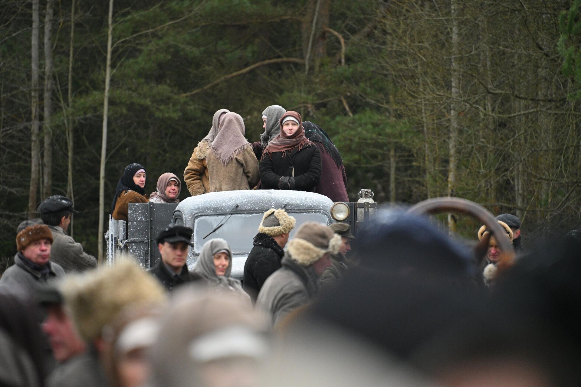 Актеры массовки на съемках фильма