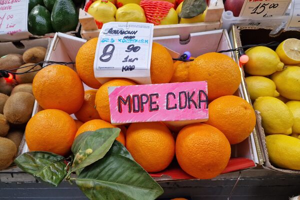 Фрукты на Комаровском рынке - Sputnik Беларусь