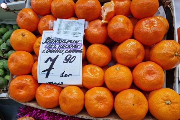 Фрукты на Комаровском рынке - Sputnik Беларусь