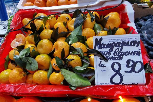 Фрукты на Комаровском рынке - Sputnik Беларусь