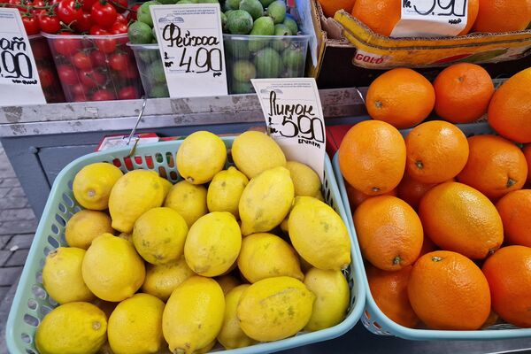 Фрукты на Комаровском рынке - Sputnik Беларусь