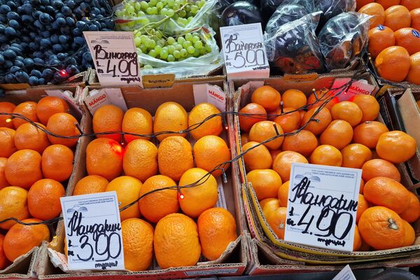 Фрукты на Комаровском рынке - Sputnik Беларусь