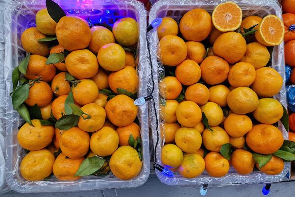 Фрукты на Комаровском рынке - Sputnik Беларусь