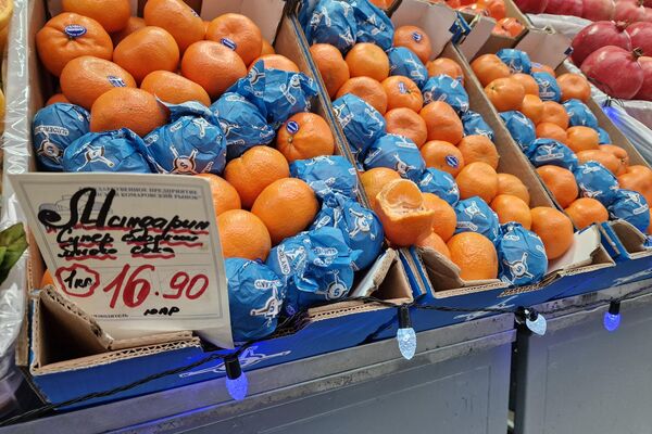 Фрукты на Комаровском рынке - Sputnik Беларусь