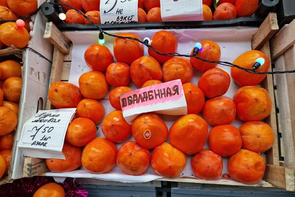 Фрукты на Комаровском рынке - Sputnik Беларусь