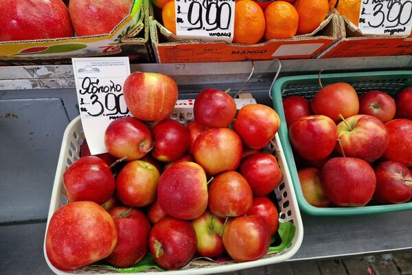 Фрукты на Комаровском рынке - Sputnik Беларусь