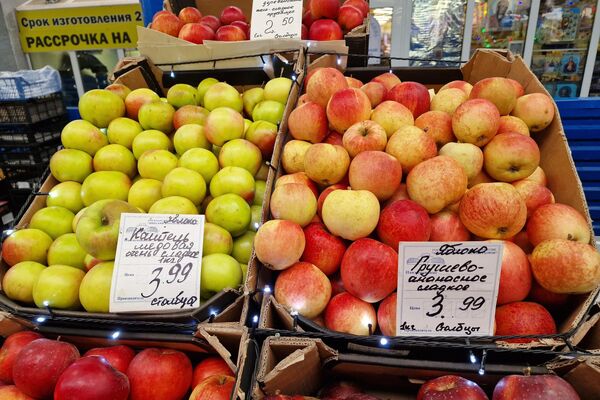 Фрукты на Комаровском рынке - Sputnik Беларусь