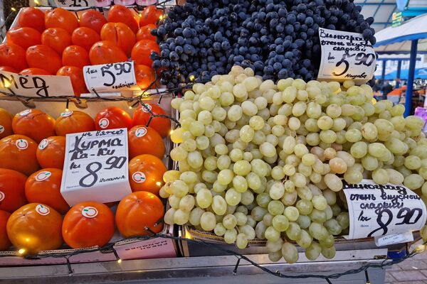 Фрукты на Комаровском рынке - Sputnik Беларусь