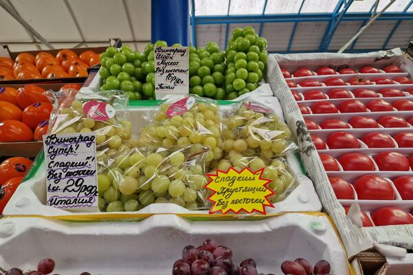 Фрукты на Комаровском рынке - Sputnik Беларусь