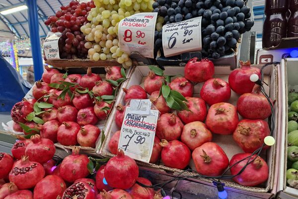 Фрукты на Комаровском рынке - Sputnik Беларусь