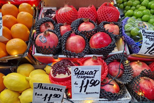 Фрукты на Комаровском рынке - Sputnik Беларусь