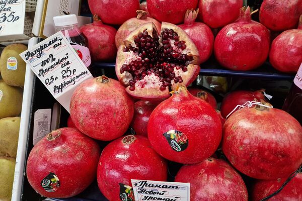 Фрукты на Комаровском рынке - Sputnik Беларусь