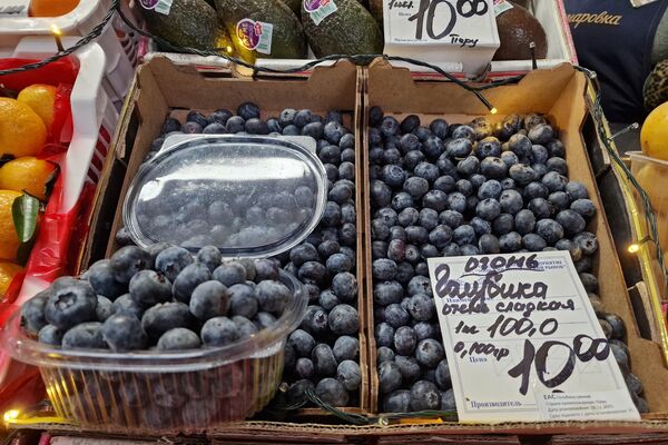 Фрукты на Комаровском рынке - Sputnik Беларусь