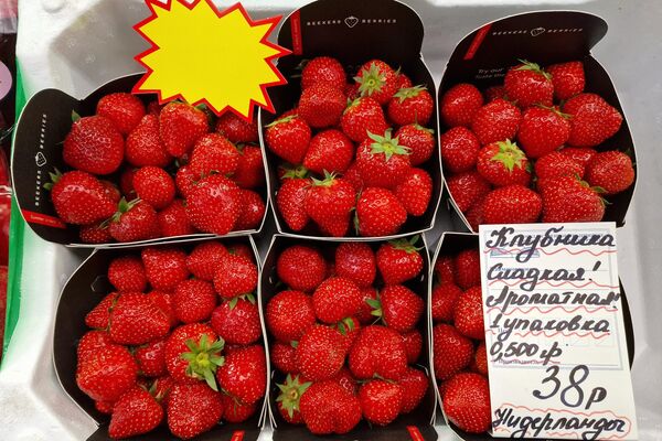 Фрукты на Комаровском рынке - Sputnik Беларусь