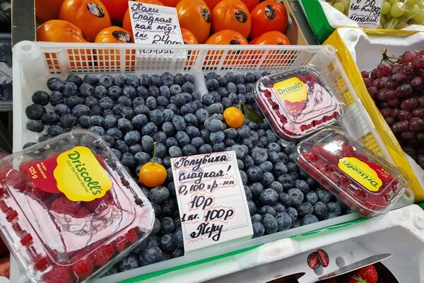 Фрукты на Комаровском рынке - Sputnik Беларусь