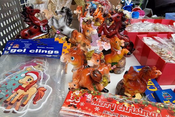 Новогодние товары на Комаровском рынке - Sputnik Беларусь