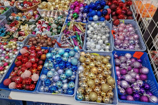 Новогодние товары на Комаровском рынке - Sputnik Беларусь