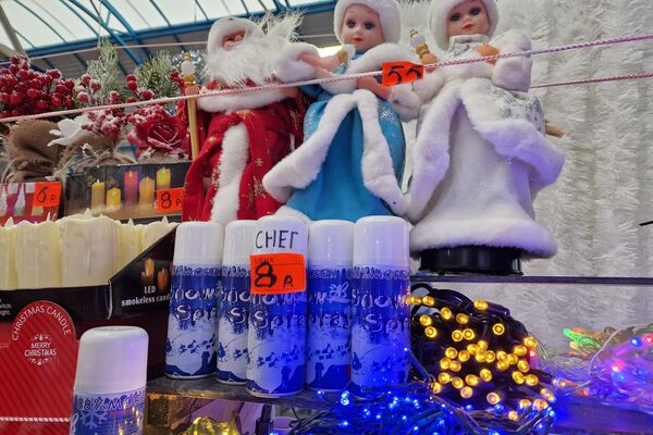 Новогодние товары на Комаровском рынке - Sputnik Беларусь