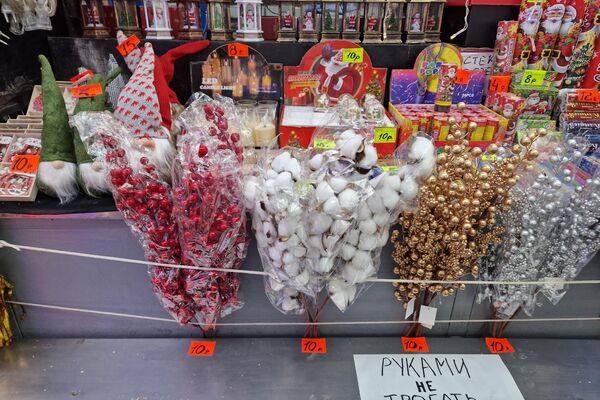 Новогодние товары на Комаровском рынке - Sputnik Беларусь