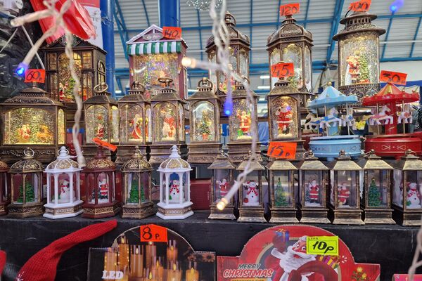 Новогодние товары на Комаровском рынке - Sputnik Беларусь