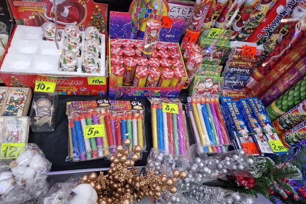 Новогодние товары на Комаровском рынке - Sputnik Беларусь