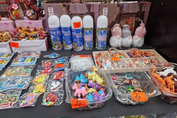 Новогодние товары на Комаровском рынке - Sputnik Беларусь