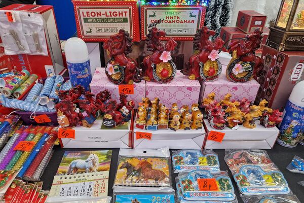 Новогодние товары на Комаровском рынке - Sputnik Беларусь