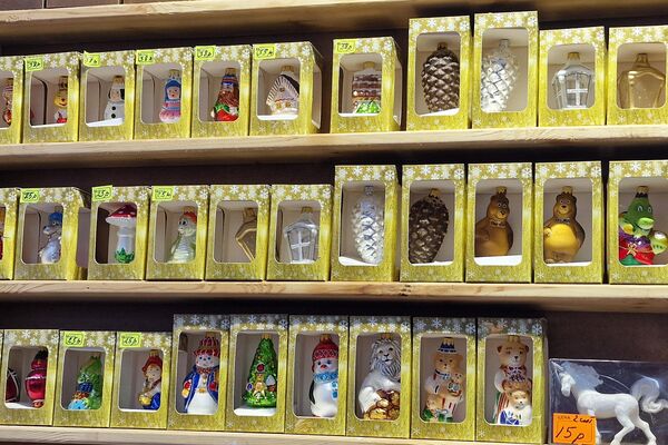 Новогодние товары на Комаровском рынке - Sputnik Беларусь