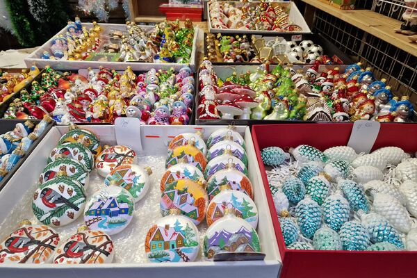 Новогодние товары на Комаровском рынке - Sputnik Беларусь