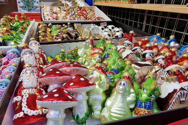 Новогодние товары на Комаровском рынке - Sputnik Беларусь