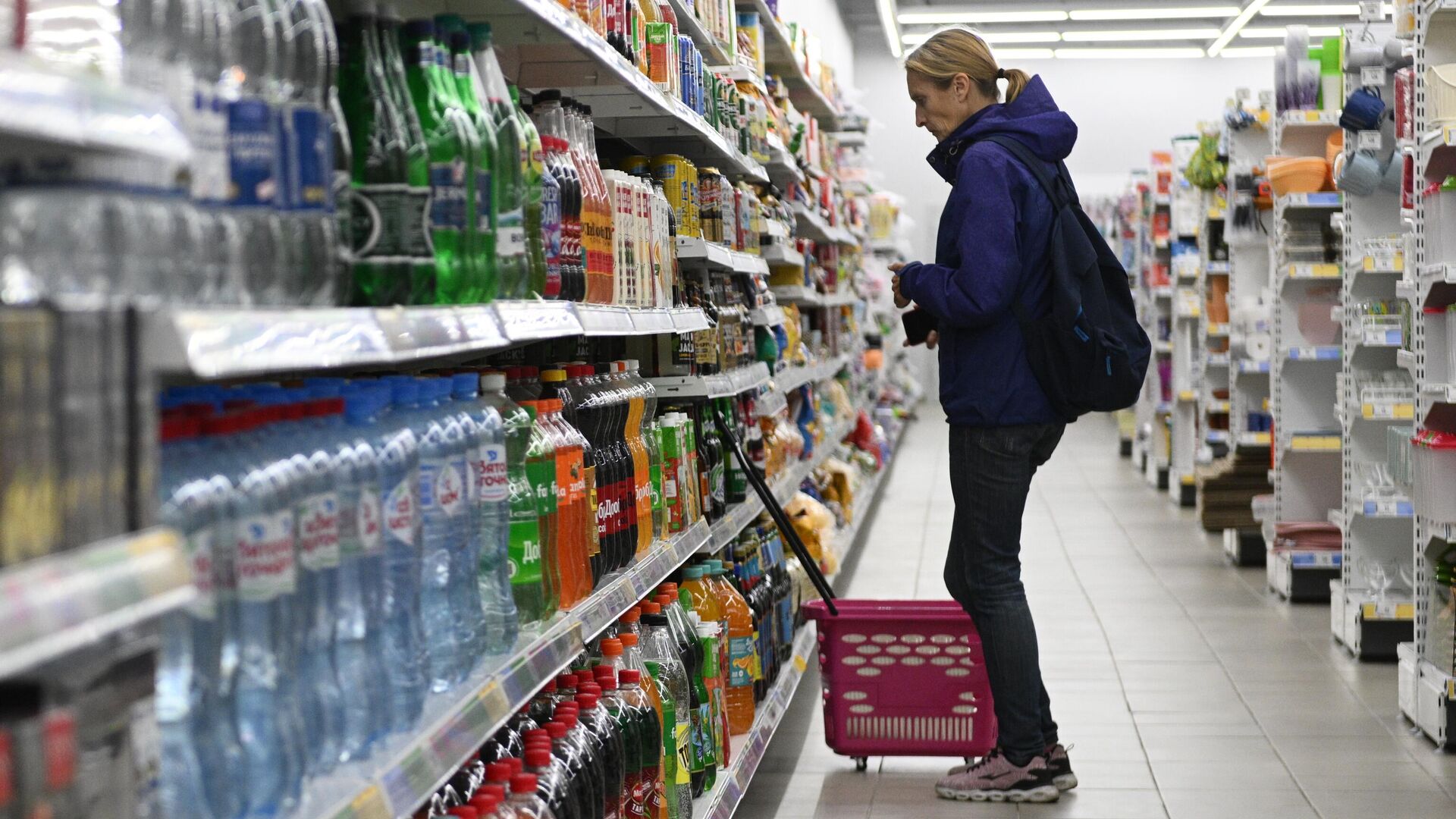 Покупательница в дискаунтере