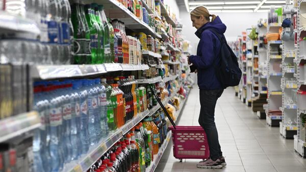Покупательница в дискаунтере - Sputnik Беларусь