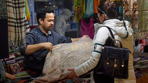 Посетительница рассматривает платки на индийском базаре - Sputnik Беларусь