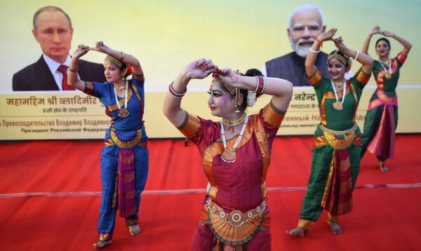 Индийские танцовщицы встречают прибывшего с государственным визитом в Индию президента РФ Владимира Путина. - Sputnik Беларусь